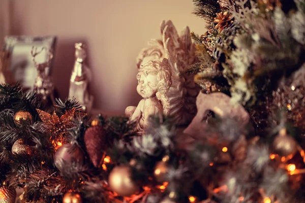 Noel süsleri bulanık ağaçta.