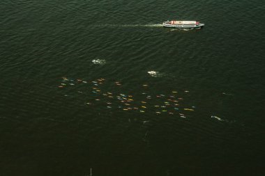 Manhattan'da dev bir grup insan kayıkta süzülüyor.