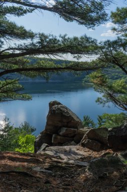 yüksek noktadan alınan ilk plan üzerinde büyük kayalar ile inanılmaz Devil's Lake Wi manzara