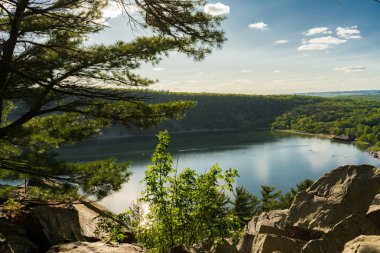 yüksek noktadan alınan ilk plan üzerinde büyük kayalar ile inanılmaz Devil's Lake Wi manzara