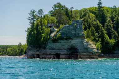 güzel kayalık uçurum ve üstünde orman gölden görünümü , Resimde Rocks Ulusal Lakeshore