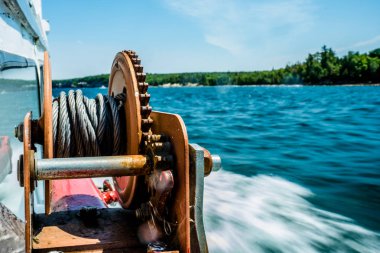 ön planda bir vinç ile hareketli tekne alınan gölün uzun pozlama fotoğrafı