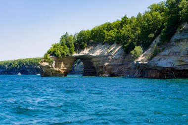 güzel kayalık uçurum ve orman gölden görünümü , Resimli Rocks Ulusal Lakeshore
