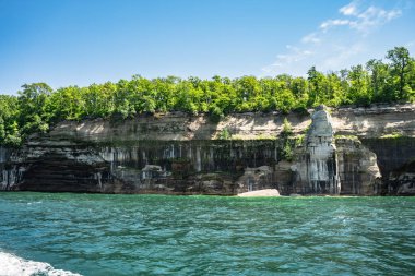 güzel kayalık uçurum ve orman gölden görünümü , Resimli Rocks Ulusal Lakeshore