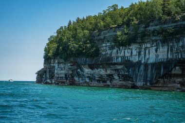 güzel kayalık uçurum ve orman gölden görünümü , Resimli Rocks Ulusal Lakeshore