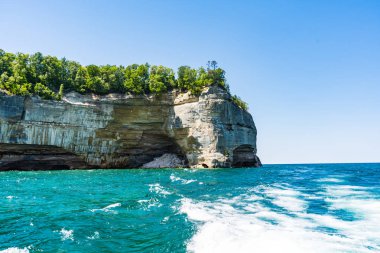 güzel kayalık uçurum ve orman gölden görünümü , Resimli Rocks Ulusal Lakeshore