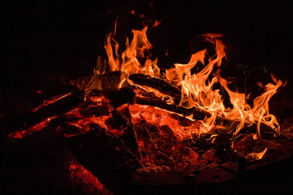 Sraženin ohně ve tmě — Stock fotografie