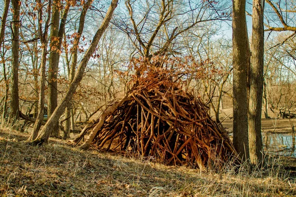 Maison de tente faite de branches sèches d'arbres — Photo