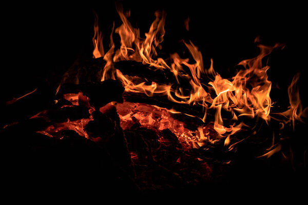 Крупный план огня в темноте
