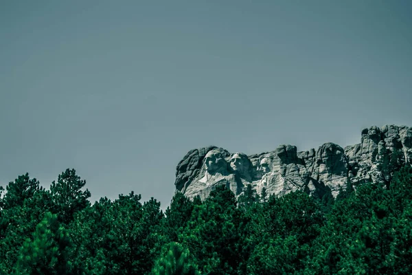 Foto monótona del Monte Rushmore, vista desde la carretera — Foto de Stock