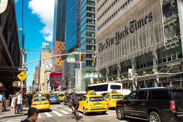 Nig New York Traffic By The New York Times Building 08 / 04 / 2018 — стоковое фото