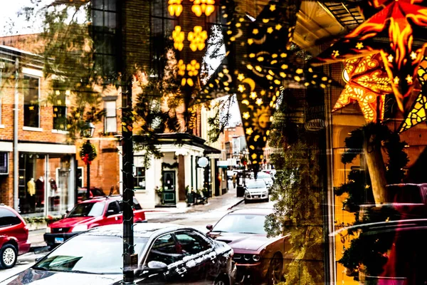 Schaufenster mit schönen leuchtenden Sternen dekoriert — Stockfoto