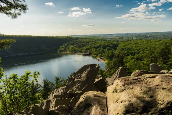 Yüksek noktadan alınan ilk plan üzerinde büyük kayalar ile inanılmaz Devil's Lake Wi manzara — Stok fotoğraf