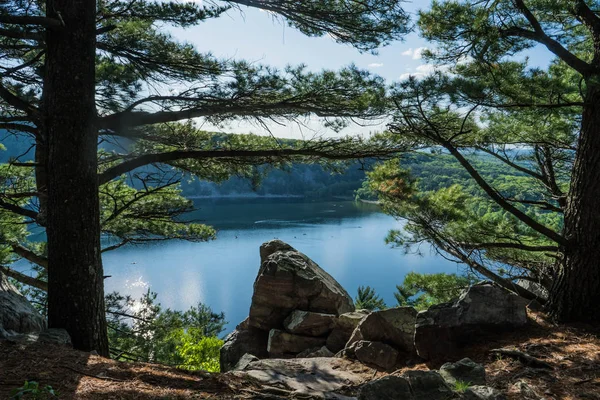 Εκπληκτική λίμνη του διαβόλου Wi τοπίο με μια τεράστια βράχια στο πρώτο σχέδιο που λαμβάνεται από το υψηλό σημείο — Φωτογραφία Αρχείου