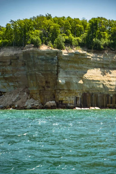 从湖在美丽的岩石悬崖和森林，图片岩石国家湖岸 — 图库照片