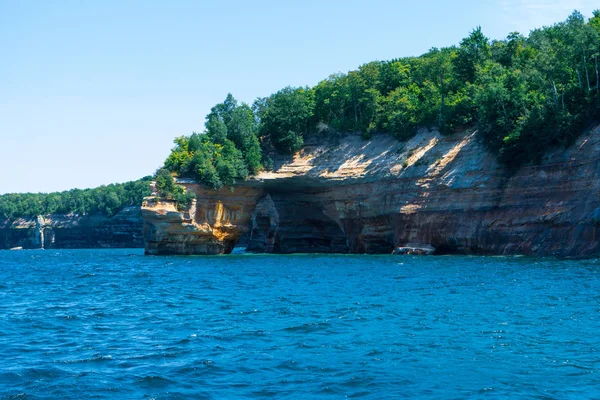 View from the lake at beautiful rocky cliff and forest , Pictured Rocks National Lakeshore — Stock Photo, Image