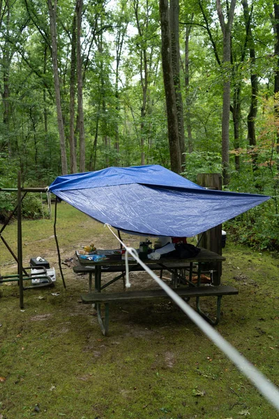 Ręcznie wykonane schronienie przed deszczem na campingu — Zdjęcie stockowe