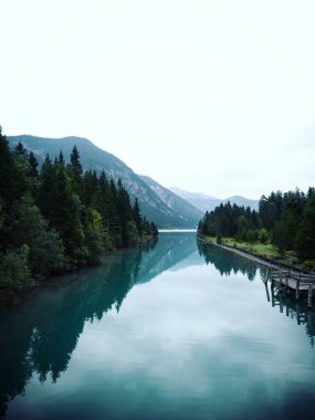 Mavi suyun yansıması Plansee Gölü Tyrol Avusturya