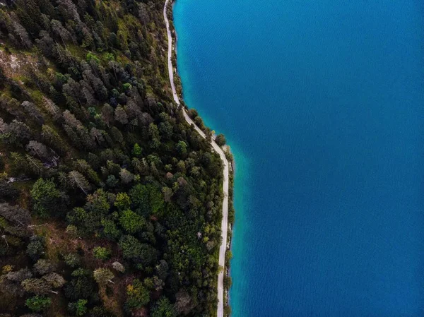 Luftaufnahme der Herbstfarben am Plansee in Tirol Österreich — Stockfoto