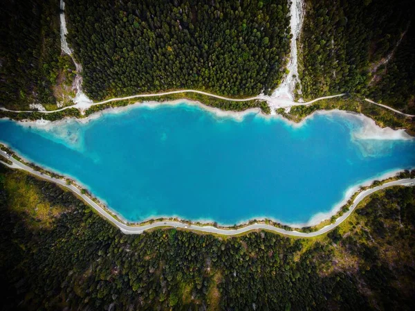 Letecký pohled na podzimní barvy u jezera Plansee v Tyrolsku — Stock fotografie