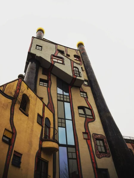 Hundertwasser gebouw in Plochingen in Baden Wuerttemberg Duitsland — Stockfoto