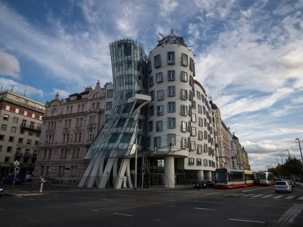 Dancing House arquitetura de edifício moderno em Praga República Checa — Fotografia de Stock