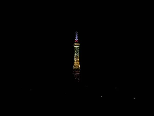 Petrin Lookout Tower iluminado à noite em Praga República Checa — Fotografia de Stock