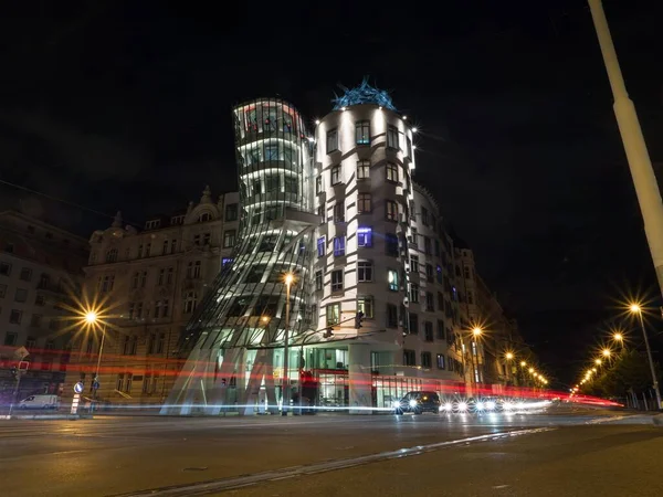 Dancing House arquitectura moderna del edificio en Praga República Checa por la noche — Foto de Stock