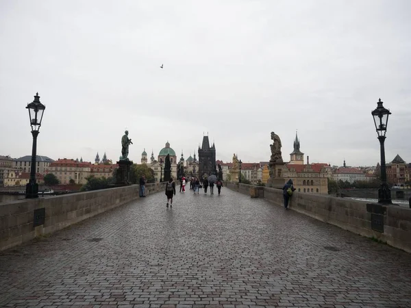 Most Karola prowadzący przez Wełtawę w Pradze Czechy w chłodny deszczowy dzień — Zdjęcie stockowe