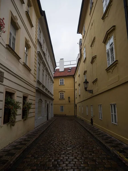 Beco estreito na cidade velha de Praga República Checa — Fotografia de Stock