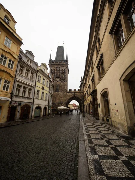 Mala Strana Bridge Tower naprzeciwko rzeki Charles nad Wełtawą w centrum Pragi Czechy — Zdjęcie stockowe