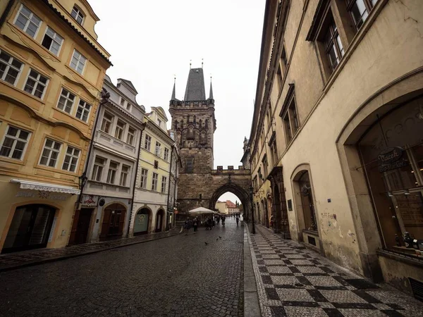 Ponte Mala Strana Torre em frente ao rio Charles sobre o rio Vltava, no centro da cidade velha de Praga República Checa — Fotografia de Stock