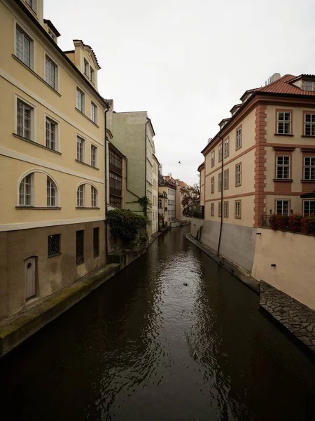 Canal de água estreito na cidade velha de Praga República Checa — Fotografia de Stock