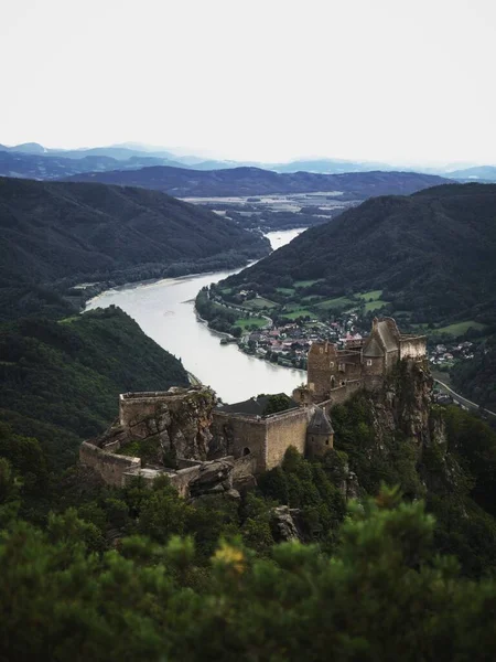 Reruntuhan Kastil Aggstein terletak di sebuah bukit di sungai Danube dekat Aggsbach Dorf di Distrik Melk, Austria Hilir — Stok Foto