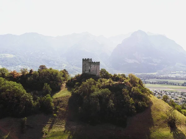 Ruinas del castillo Wartau se elevan por encima del valle del Rin en Werdenberg en el cantón de St. Gallen en Suiza — Foto de Stock
