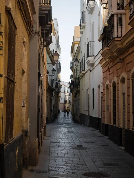 İspanya 'nın güneyinde, Endülüs' ün Cadiz şehrinde dar bir sokakta yürüyen insanlar. — Stok fotoğraf