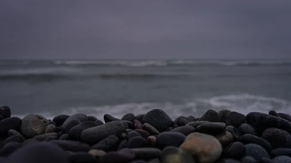 Våta stenar på stranden i Miraflores, Lima — Stockfoto