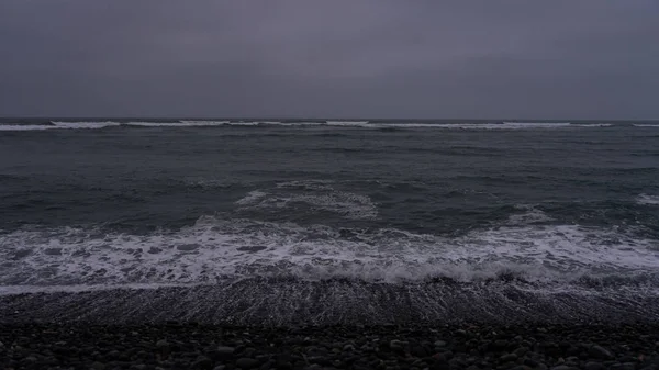 Miraflores, Lima'da deniz kıyısında ıslak taşlar