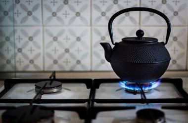 Mutfakta gaz sobası üzerinde Demir çaydanlık