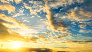 Dramadik Sunset Sky gökyüzünde bulutlar aracılığıyla güneşin mavi ve turuncu ışık