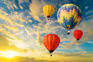 Dramadik Sunset Sky mavi ve güneşin turuncu ışık aracılığıyla