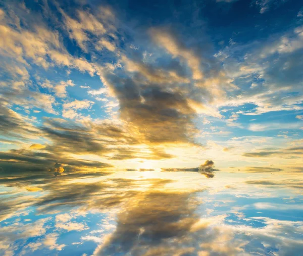 Cielo Azul Naranja Luz Del Sol Través Las Nubes Cielo — Foto de Stock