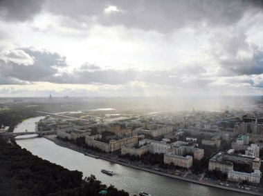 Yükseklikten şehirde yağmur Panoraması