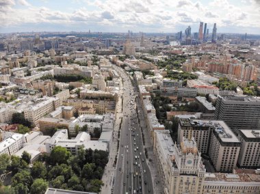 Yükseklikten Moskova'da merkezi sokak Panorama
