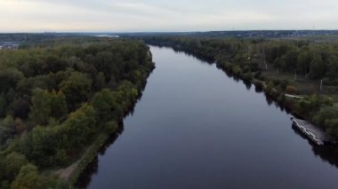 Açılış panoramik bir bakış açısı ile sonbaharda nehir üzerinde uçan