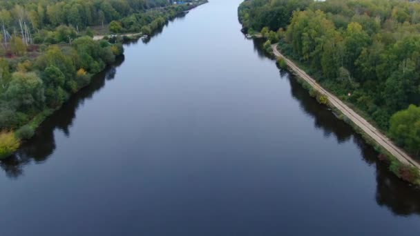 Flug Über Den Fluss Herbst Mit Einer Sich Öffnenden Panorama — Stockvideo