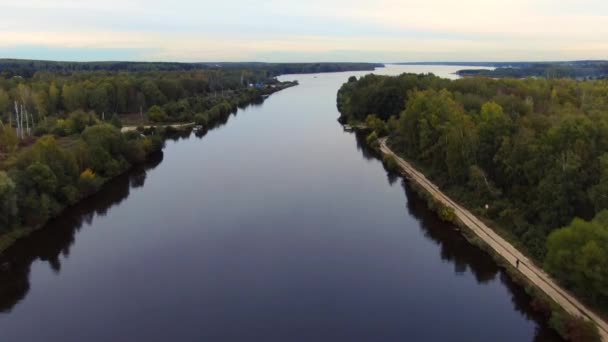 Flug Über Den Fluss Herbst Mit Einer Sich Öffnenden Panorama — Stockvideo