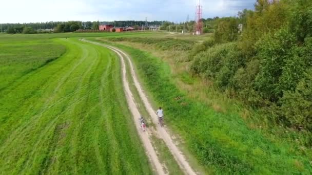 Radfahren Auf Einem Waldweg — Stockvideo