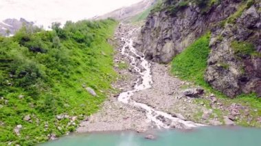 Turkuaz su ve kar ile irtifadan berrak havalarda dağ gölü panoraması