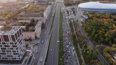 Şehrin merkez caddesinde yükseklikten araba trafiğinin panoramik çekim
